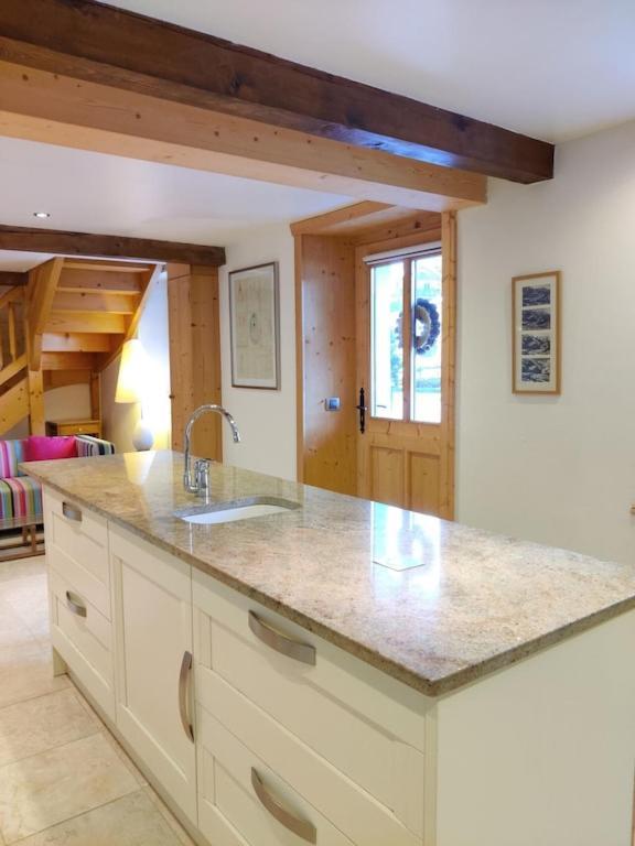 Spacious Ski Chalet In Traditional French Village, Sleeps 8, Four Star With Fibre Broadband Abondance Eksteriør billede